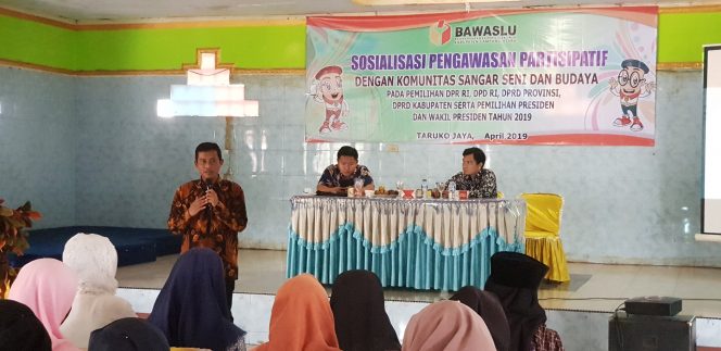 
 Foto Riduan 
Caption : Komisioner Bawaslu Lampura Agus Ramdani, saat menyampaikan sosialisasi pengawasan pemilu kepada komunitas sanggar seni, dan budaya di lantai II Rumah Makan Tarukojaya, Senin (15/4).
 