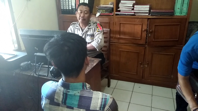 
 Foto : cw9  Caption : Pelaku saat dimintai keterangan oleh petugas di ruangan Reskrim Mapolsek Abung Selatan. Foto dibidik Senin (15/4).