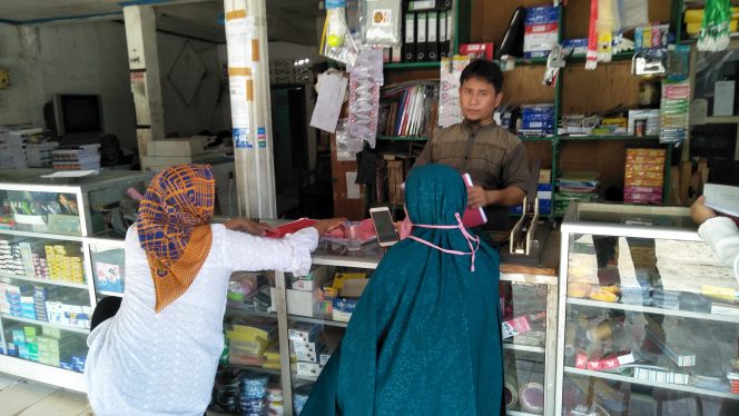 
 Foto : cw9
Caption : Salah satu toko yang dalam seminggu terakhir mengalami peningkatan penjualan amplop menjelang Pemilu 2019. Foto dibidik Rabu (10/4).