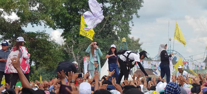 
 Foto Riduan 
Caption : Artis Via Valen, ikut membagikan kaos kepada ribuan masyarakat dalam rangka deklarasi PUJO untuk Jokowi di Halaman Parkir Stadion Sukung Kotabumi, Senin (8/4).