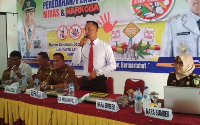 
 Foto : Sat-res Narkoba Polres Lampura
Caption : Kabag Ops Sat-res Narkoba Polres Lampura IPDA A Daman Huri, saat menyampaikan penyuluhan bahaya narkoba di SMAN 2 Kotabumi, Senin (29/4).