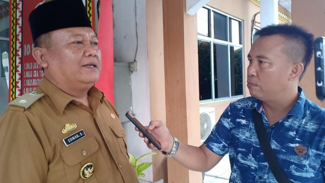 
 Foto Ferdani
Caption : Ketua APDESI Lampura Edwar Sahputra, saat diwawancarai wartawan, eusai bertemu dengan Kepala BPKAD Lampura, terkait pembayaran ADD 2018, Senin (15/4).
 