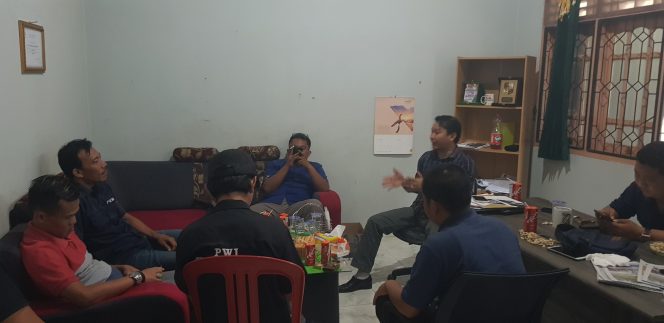 
 Koordinator Sekretariatan Bawaslu Lampura, Diantara (kanan), saat diwawancarai wartawan di kantornya, Selasa(16/4).  Foto Riduan