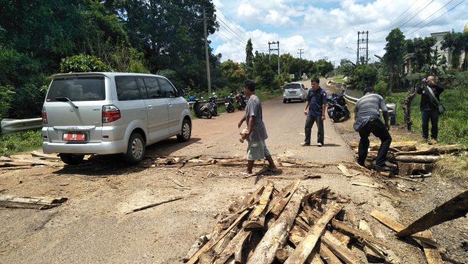 
 Foto : cw9
Caption : Tampak sejumlah warga sedang memperbaiki gorong-gorong jalan Tjukul Sobroto yang rusak dengan menggunakan kayu, Senin (8/4).       