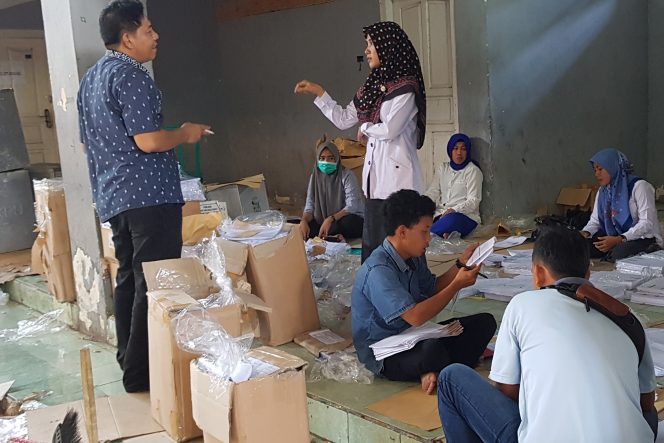 
 Foto Riduan 
Caption : Sejumlah staf KPUD Lampura, saat melakukan packing form DA, untuk rekapitulasi di tingkat PPK. Foto dibidik di GOR Sukung Kotabumi, Senin (15/4).
 