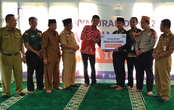 
 Foto Riduan 
Caption : Branch Manager Bank Muamalat Bandarlampung M. Husen Sucipto, didampingi Sub Branch Manager Bank Muamalat Kotabumi Ahmad Azwar, saat menyerahkan zakat pangan untuk dhuafa, di Masjid Baiturrum jalan Gotongroyong, Kelurahan Tanjung Aman, Selasa (9/4).
 