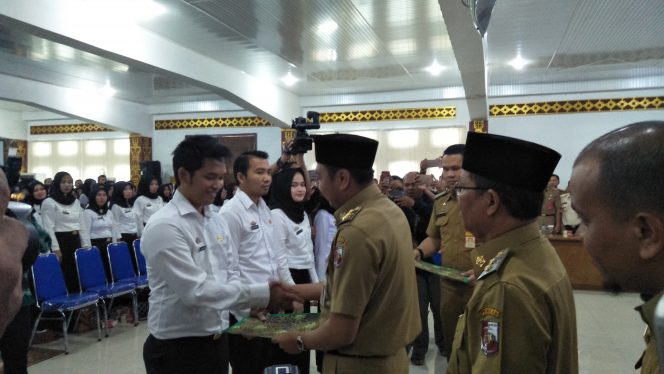 
 Foto : CW9
Caption : Bupati H. Agung Ilmu Mangkunegara menyerahkan secara simbolis SK CPNSD di Aula Tapis Pemkab Lampura, Senin (1/4).  