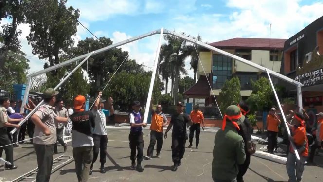 
 Foto Riduan 
Caption : Suasana simulasi pendirian tenda darurat untuk belajar, di Halaman Kantor BPBD Lampura, Selasa (9/4).
 