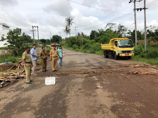 
 Foto IST 
Caption : Kadis PUPR Lampura Syahbudin, bersama jajaran saat meninjau lokasi kerusakan terparah jalan Tjoekoel Soebroto, Selasa (9/4).
 
