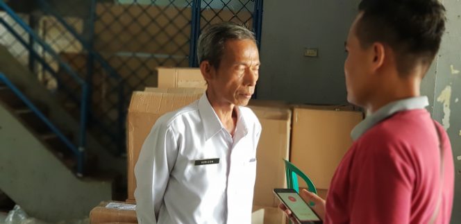 
 Foto Riduan 
Caption : Sekretaris KPUD Lampura Horizon, saat diwawancarai wartawan, di GOR Sukung Kotabumi, Senin (15/4).
