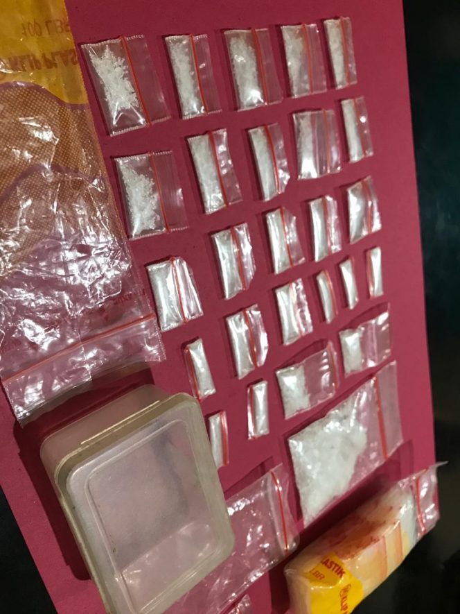
 Foto : Sat-res Narkoba Polres Lampura  Caption : Tiga pengedar Narkoba beserta barang Bukti, saat diamankan di Mapolres Lampura. Foto dibidik Sabtu(25/6).