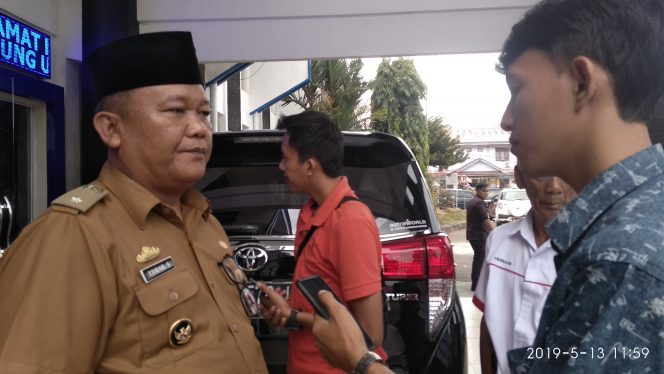 
 Foto : Ferdani
Caption : Ketua Apdesi Lampura Edwar Syah Putra, saat di konfirmasi awak media, terkait kehadiran bersama jajarannya di Pemkab Lampura, Senin (13/5).