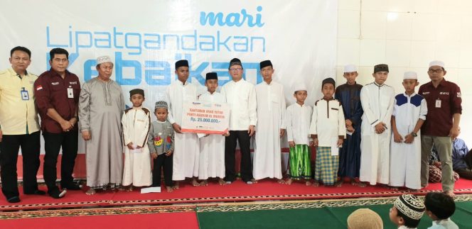 
 Foto IST
Caption : Direktur TI dan Operasi BNI Dadang Setiabudi (berkaca mata) didampingi jajarannya saat foto bersama dengan anak-anak yang ada di Panti Asuhan Al-Mursin usai menyerahkan bantuan, Jumat(24/5).