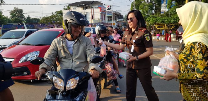 
 Foto Riduan
Caption : Kajari Lampura Yuliana Sagala, saat membagikan takjil mkepada pengendara yang melintas di Bundaran Tugu Payan Mas kotabumi, Selasa (21/5).
