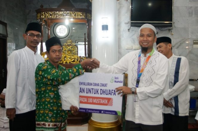
 Foto Riduan 
Caption : Sub Branch Manager Bank Muamalat KCP Kotabumi Ahmad Azwar, saat menyerahkan secara simbolis bantuan kepada para Mustahik, Jumat(17/5) lalu.
 