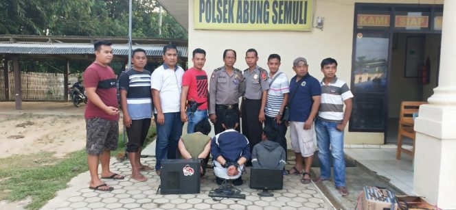 
 Foto : Humas Polres Lampura
Caption : Tertunduk malu, Ke tiga pelaku Curat saat diamankan polisi, berikut barang buktinya, foto dibidik di Mapolsek Abung Semuli, Sabtu (18/5).
