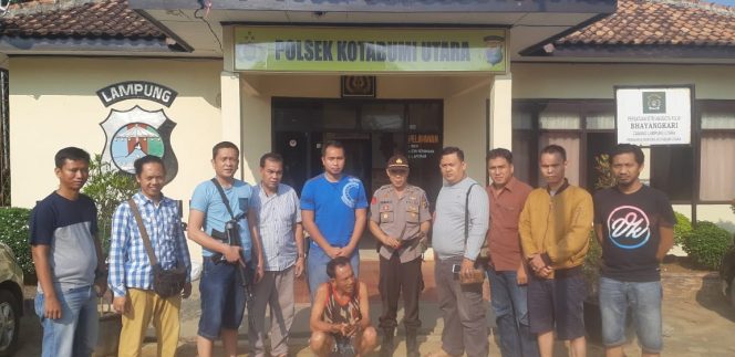 
 Foto : Humas Polres Lampura
Caption : Tersangka Samsul Riza saat diamankan di Mapolsek Kotabumi Utara, Minggu (19/5).