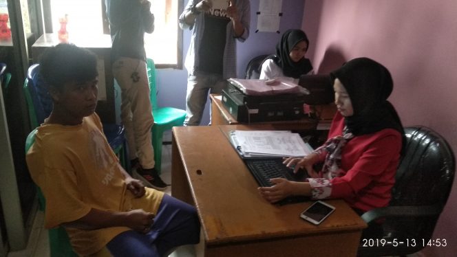 
 Foto : Ferdani
Caption : Muhammad Ikbal Padjri pelaku pencabulan terhadap keponakan kandungnya yang masih dibawah umur saat menjalani pemeriksaan di Mapolres Lampura, Senin (13/5).