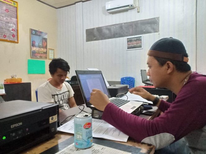 
 Foto : Sat-res Narkoba Polres Lampura
Caption : Tersangka Daeng Umansyah, saat menjalani pemeriksaan di ruang Satres Narkoba Polres Lampura.

