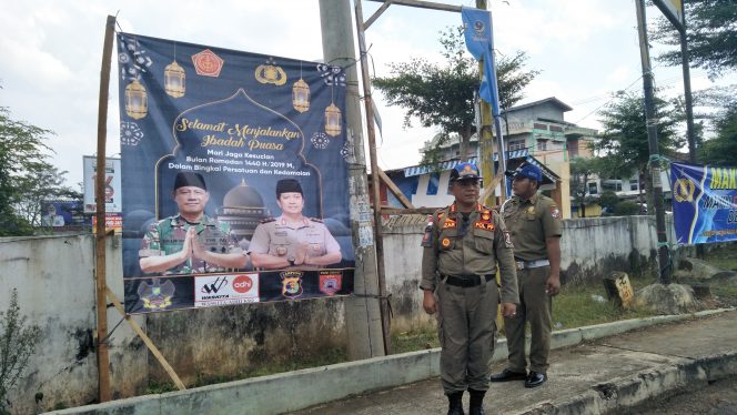 
 Foto cw9
Caption : Sejumlah personil Sat Pol-PP Lampura saat menertibkan baliho, spanduk, dan banner di seputaran Tugu ARPN, Selasa (21/5).     