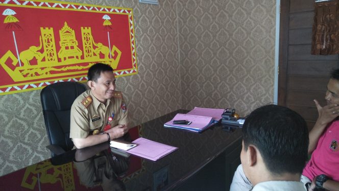 
 Foto cw 9 
caption : Kepala Disdag Lampura, saat diwawancarai awak media terkait rencana menggelar pasar murah diruang kerjanya, Selasa (14/5). 