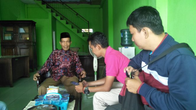 
 Foto cw9
Caption : Ketua FKUB Lampura Hi. Sihul Ali, saat diwawancarai awak media di Kantornya, jUmat(17/5).
