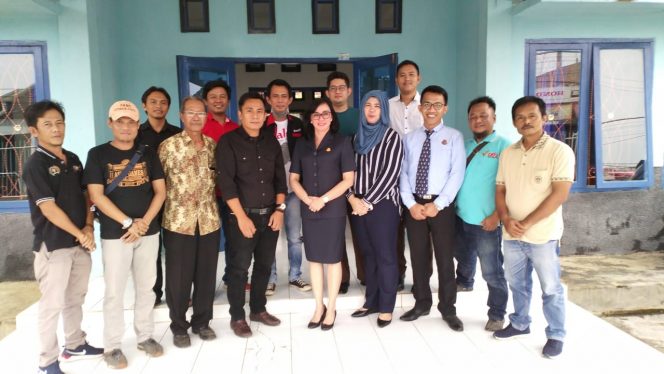 
 Foto : Dok PWI Lampura
Caption : Kajari Lampura Yuliana Sagala bersama para Kasie dan staf saat berkunjung ke kantor PWI setempat, Senin (20/5).
