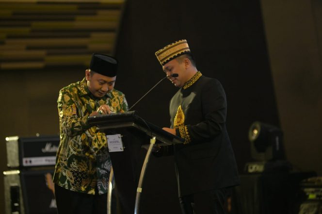 
 Caption : Bupati Lampung Utara  Agung Ilmu Mangkunegara spontan memberikan tisu saat gubernur Lampung M. Ridho Ficardo sedih diselah selah penyampaian sambutannya pada pelepasan purna tugas gubernur Lampung dan wakil gubernur Lampung di Ballroom, Hotel Novotel, Lampung, Jumat Malam (24/5). Foto M. Tegar Mujahid