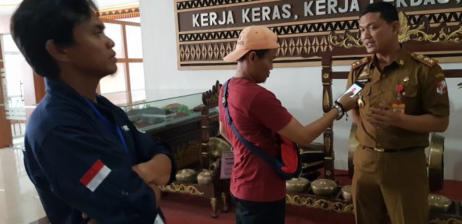 
 Foto Riduan
Caption : Kepala Disporapar Lampura Ilham Akbar, saat diwawancarai terkait pelaksanaan adat begawi yang  bakal memecahkan rekor Muri, dalam rangkaian HUT Lampura. Foto dibidik di Pemkab Lampura, Senin (13/5).