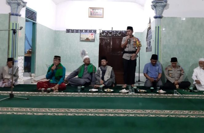 
 Foto Humas Polres Lampura 
Caption : Kapolres Lampung Utara AKBP Budiman Sulaksono saat memberikan kata sambutan, dalam peringatan Nuzulul Qur'an. 