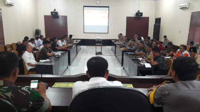 
 Foto : Humas Polres Lampura
Caption : Wakapolres, didampingi Sekda dan Dandim, saat menggelar Rapat Persiapan OPS Ketupat Krakatau 2019, foto dibidik di ruang Rekonfu, Rabu (22/5).
