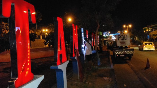 
 Foto cw9
Caption : Tim satgas PJU DPKP Lampura, saat memperbaiki kerusakan lampu hias di Taman Sahabat Kotabumi.