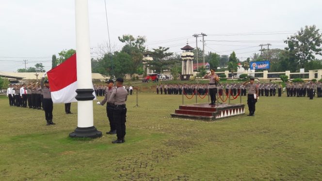 
 Foto : Humas Polres Lampura
Caption : Kapolres Lampura AKBP Budiman Sulaksono saat memimpin upacara hari kebangkitan Nasional yang ke 111 tahun 2019, di Halaman Mapolres setempat Senin (20/5).
