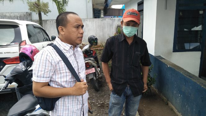 
 Caption : Ketua Komisi II DPRD Lampura Wansori, saat dikonfirmasi Radar Kotabumi terkait layanan yang diberikan Bank Lampung, Jumat(24/5).
Foto cw9/Radar Kotabumi