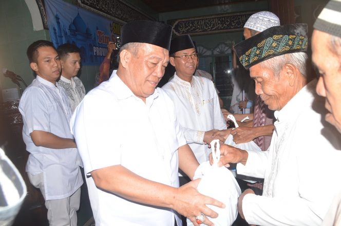 
 Foto Diskominfo Lampura 
Caption : Tim Safari Ramadan dari Provinsi Lampung didiampingi Wabup Lampura Budi Utomo saat membagikan sembako.
