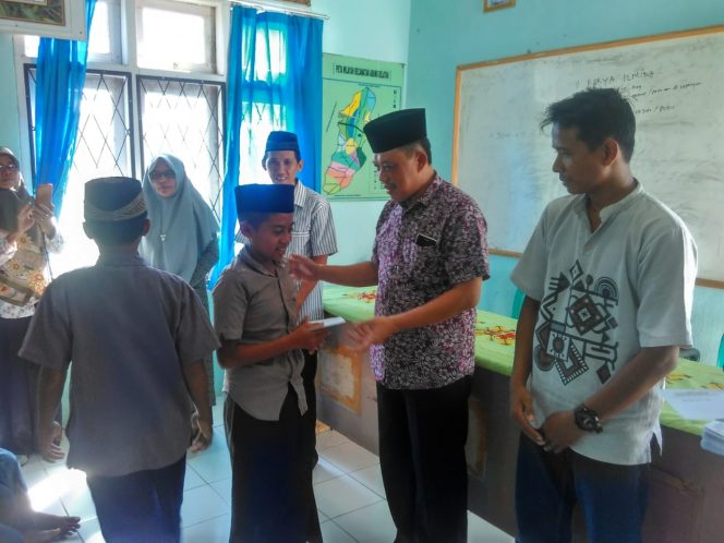 
 Foto RIA
Caption : Kadis Pertanian Lampura H. Sofyan didampingi Ketua Gapoktan Bowo saat menyerahkan tali asih kepada anak-anak di Desa Abungjayo, Kecamatan Abung Selatan, Sabtu(18/5).