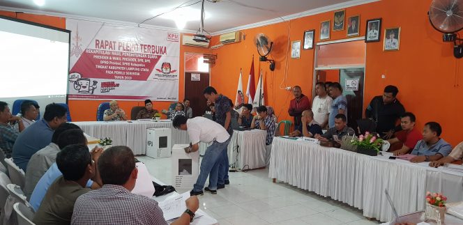 
 Foto RIDUAN 
Caption : Anggota PPK Kotabumi Selatan mengeluarkan hasil rekapitulasi suara(form DA), untuk dibacakan dihadapan KPUD, Bawaslu, dan para saksi, pada rapat pleno lanjutan di kantor KPUD Lampura, Rabu (8/5).
 