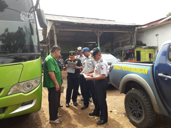 
 Foto cw9  Caption : Kepala Dishub Lampura, Basirun Ali saat mengecek kelengkapan AKDP, Selasa (14/5).
 