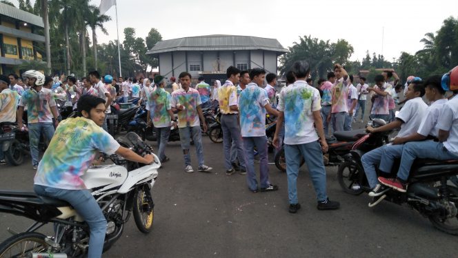 
 Foto cw9
Caption : Para pelajar SMA/ Sederajat, saat mengekspresikan kegembiraan kelulusan dengan aksi mencorat-coret pakaian dan konvoi kendaraan bermotor. Foto dibidik Senin (13/5)