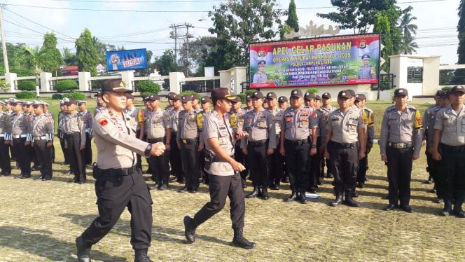 
 Foto : Humas Polres Lampura  Caption : Kapolres Lampura AKBP Budiman Sulaksono saat melakukan pengecekan barisan, pada  Apel Gelar Pasukan Operasi Ketupat Krakatau 2019  di halaman Mapolres setempat, Selasa (28/5).