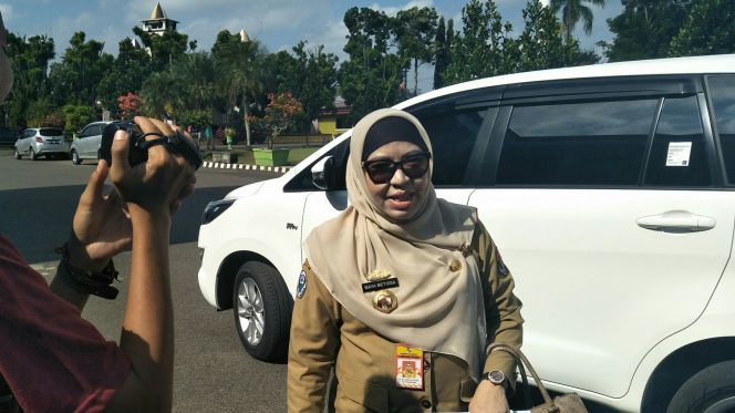 
 Foto cw9
Caption : dr. Maya Metissa, Kepala Dinas Kesehatan Kabupaten Lampura saat diwawancarai awak media terkait kesiapan jajarannya dalam arus mudik, Selasa (28/5)
