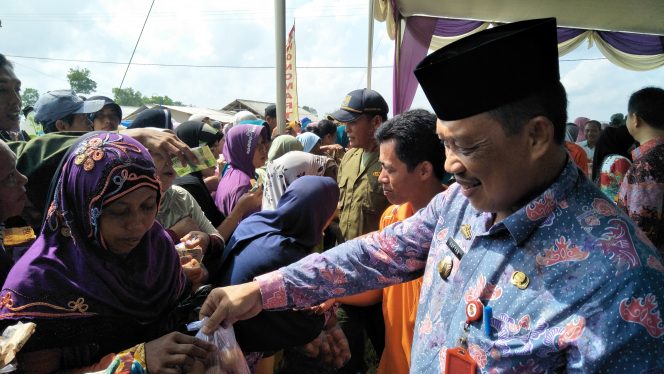 
 Foto cw9
Caption : Pj. Sekda Lampura Hi. Sofyan ikut serta melayani melayani warga pada gelaran pasar murah di Desa Wonomarto, Kecamatan Kotabumi Utara. 
