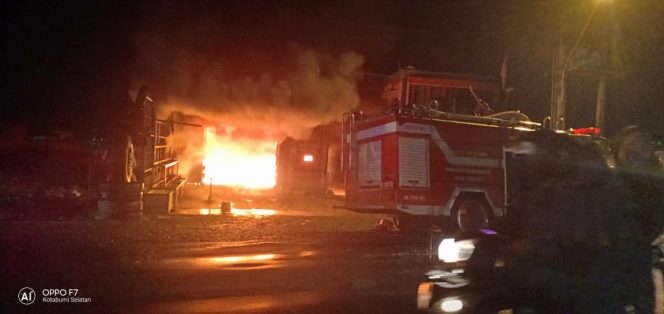 
 Foto IST
Caption : Armada Damkar dari BPBD Lampura, berupaya melokalisir api yang melalap habis bengkel samping SPBU Kota Alam, sekitar pukul 22.00 WIB, Minggu(5/5).
