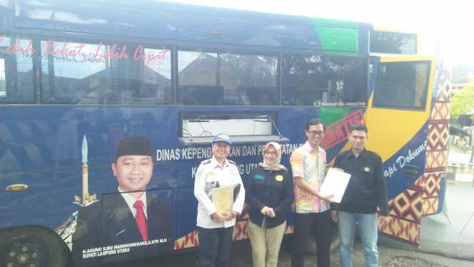 
 Foto RIA
Caption : Kabid Pelayanan dan Pencatatan Sipil, Disdukcapil Lampura, Diah Novilia saat menyerahkan KK kepada Masyarakat yang berkunjung ke Mobil Pelayanan Keliling Disdukcapil.