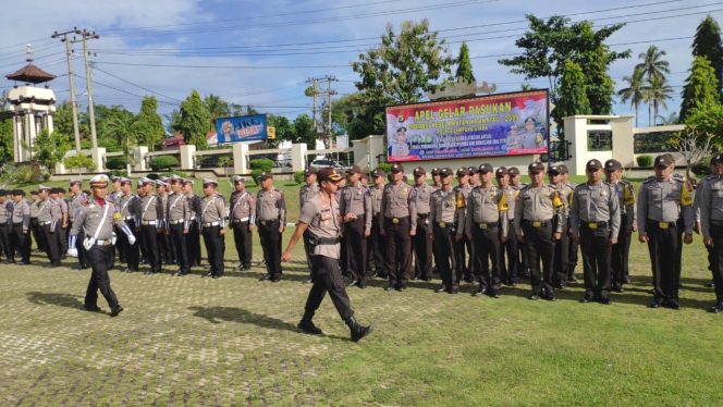 
 Foto : Humas Polres Lampura
Caption : Kapolres Lampura AKBP Budiman Sulaksono saat memeriksa pasukan yang akan diterjunkan dalam Ops Keselamatan Krakatau 2019, di Halaman Mapolres setempat, Senin (6/5).