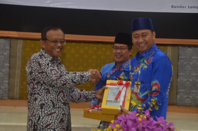 
 Caption foto : Bupati Lampura Menerima Piagam Dari Kepala BPK RI Perwakilan Provinsi Lampung Sunarto.