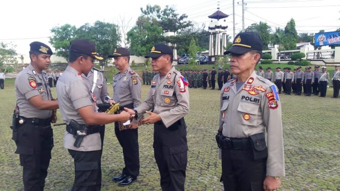 
 Foto : Humas Polres Lampura  Caption :  Kapolres Lampura AKBP Budiman Sulaksono, saat memberikan penghargaan kepada AKP Sukimanto, Kapolsek Abung Selatan, salah satu Kapolsek yang berprestasi, Selasa (28/5)