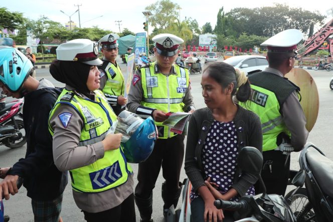 
 Foto Humas Polres Lampura
Caption : Satlantas Polres Lampura memberikan himbauan kepada para pengendara roda dua yang tidak menggunakan helm, Selasa (14/5).