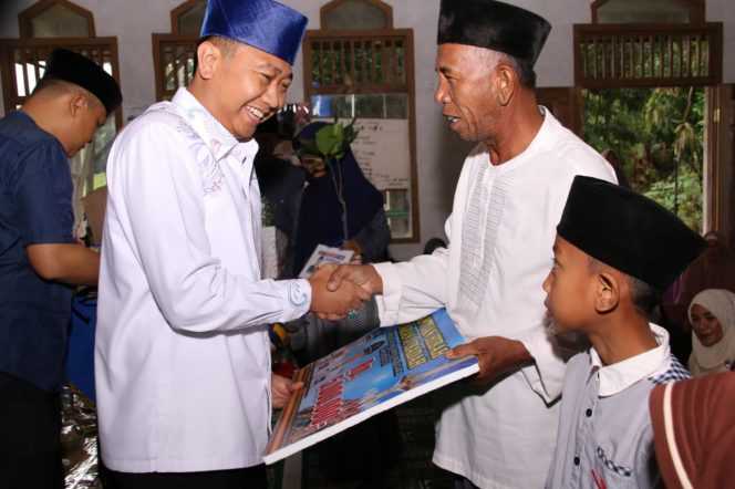 
 Foto Humas Pemkab Lampura 
Caption : Bupati Lampura, Hi. Agung Ilmu Mangkunegara, saat menyerahkan bantuan hibah sarana ibadah kepada pengurus Masjid Al-Hidayah, Desa Negeri Ratu, Kecamatan Sungkai Utara, dalam kegiatan Safari Ramadan, Senin (20/5). 