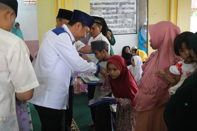 
 Foto Diskominfo Lampura
Caption : Bupati Lampura Hi. Agung Ilmu Mangkunegara saat memberikan banyak bantuan kepada masyarakat Desa Madukoro, Selasa (14/5).